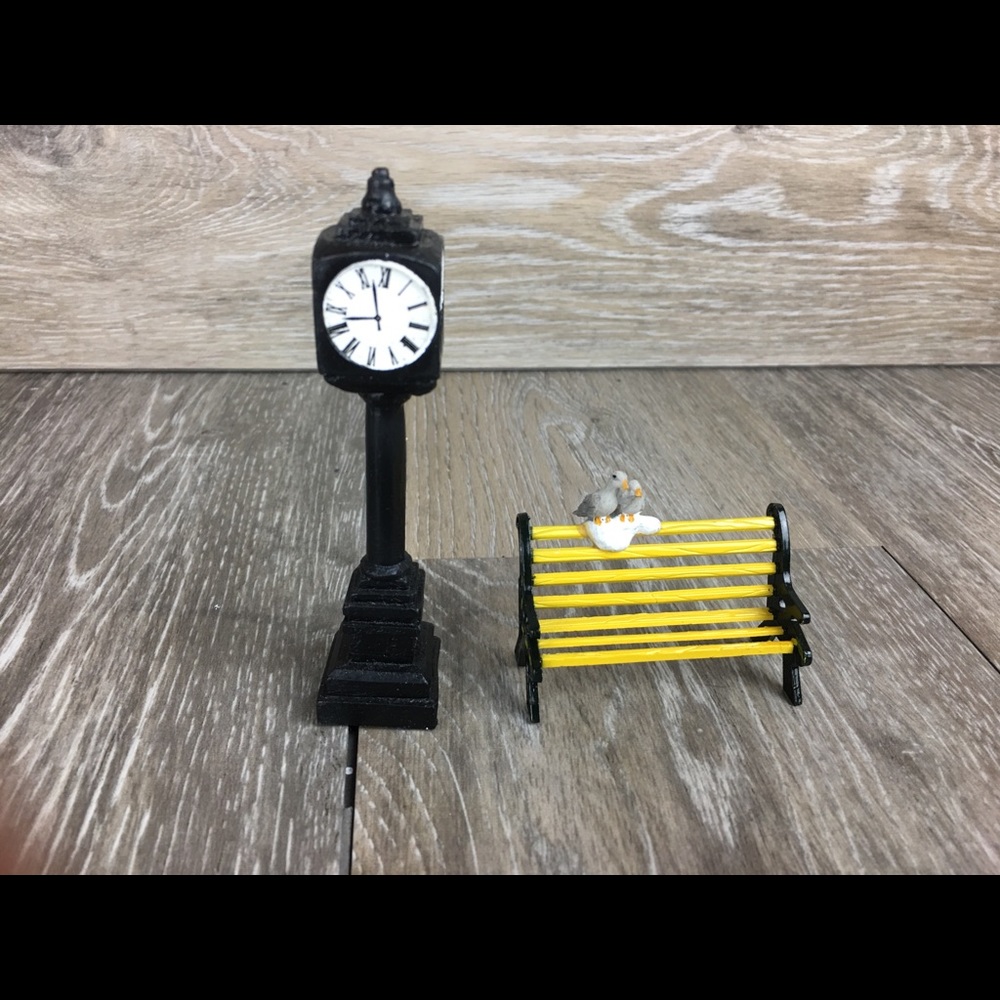 Lemax Christmas Village Lot Yellow Bench With Birds & Clock